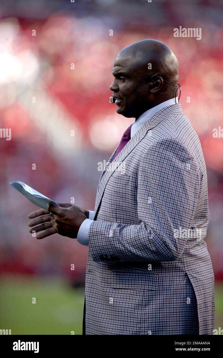TV Analyst Booger McFarland reacts before an NFL football game between the San Francisco 49ers and the Los Angeles Rams, Monday, Oct. 3, 2022, in Santa Clara, Calif. (AP Photo/Scot Tucker) Banque D'Images
