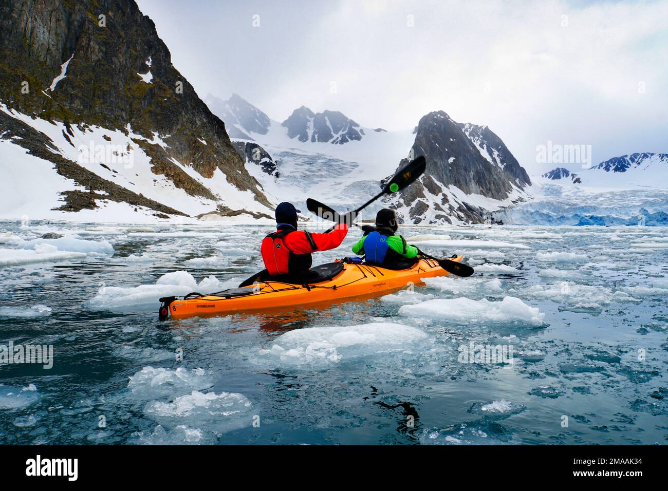 Kayak au large du glacier de Bråsvellbreen sur l'île isolée et inhabitée de Nordaustlandet dans l'archipeligo Svalbard dans le nord de l'extrême-Arctique de NOR Banque D'Images