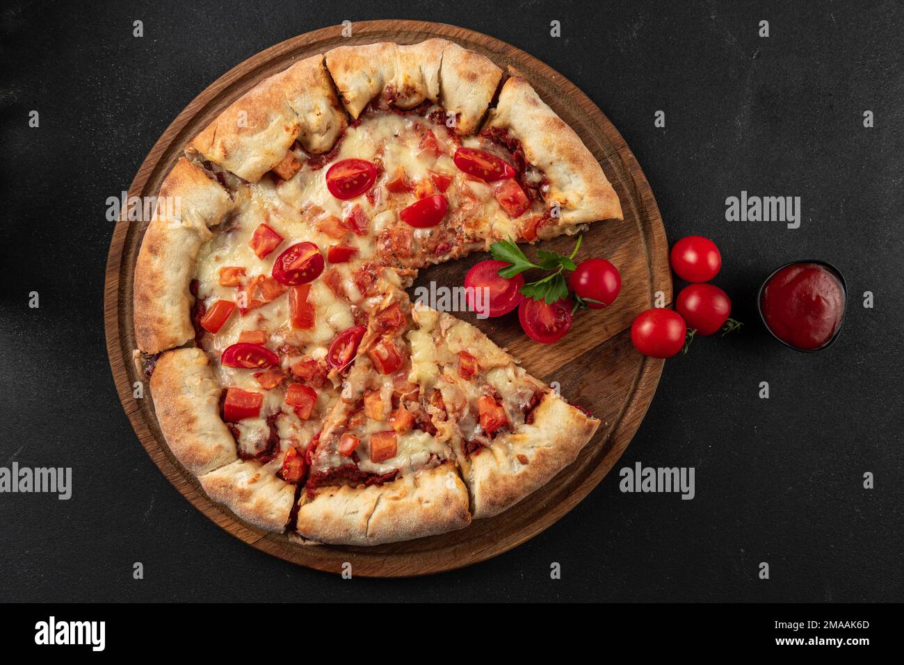Pizza cuite avec ingrédients à côté de faire sauce tomate, mozzarella, tomates, huile d'olive, fromage, épices, servies sur une table rustique en bois. Forme plate Banque D'Images