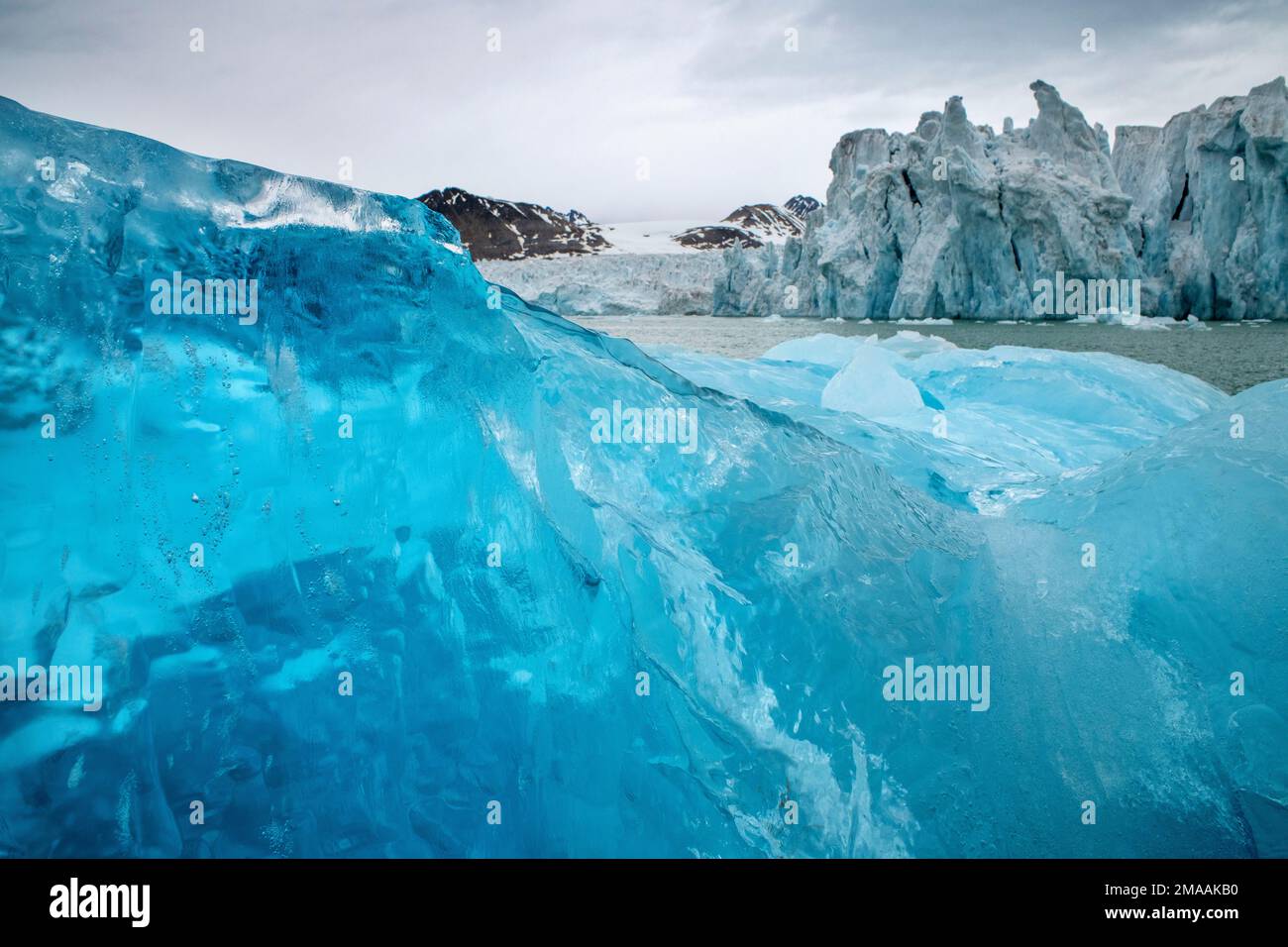 De beaux icebers bleus. Expédition navire de croisière Greg Mortimer dans l'archipel de Svalbard, dans l'Arctique de la Norvège. Croisière en zodiaque à Lilliehookbreen. Les glaciers sont lents Banque D'Images