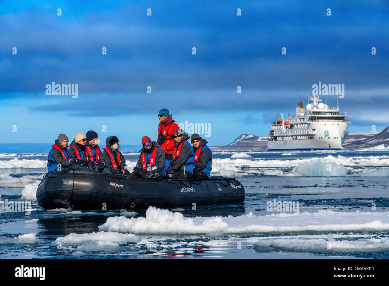 Zodiaque du bateau de croisière Greg Mortimer près de Torellneset Alkefjellet dans l'archipel du Svalbard, Norvège arctique. Torellneset est une tournière Banque D'Images