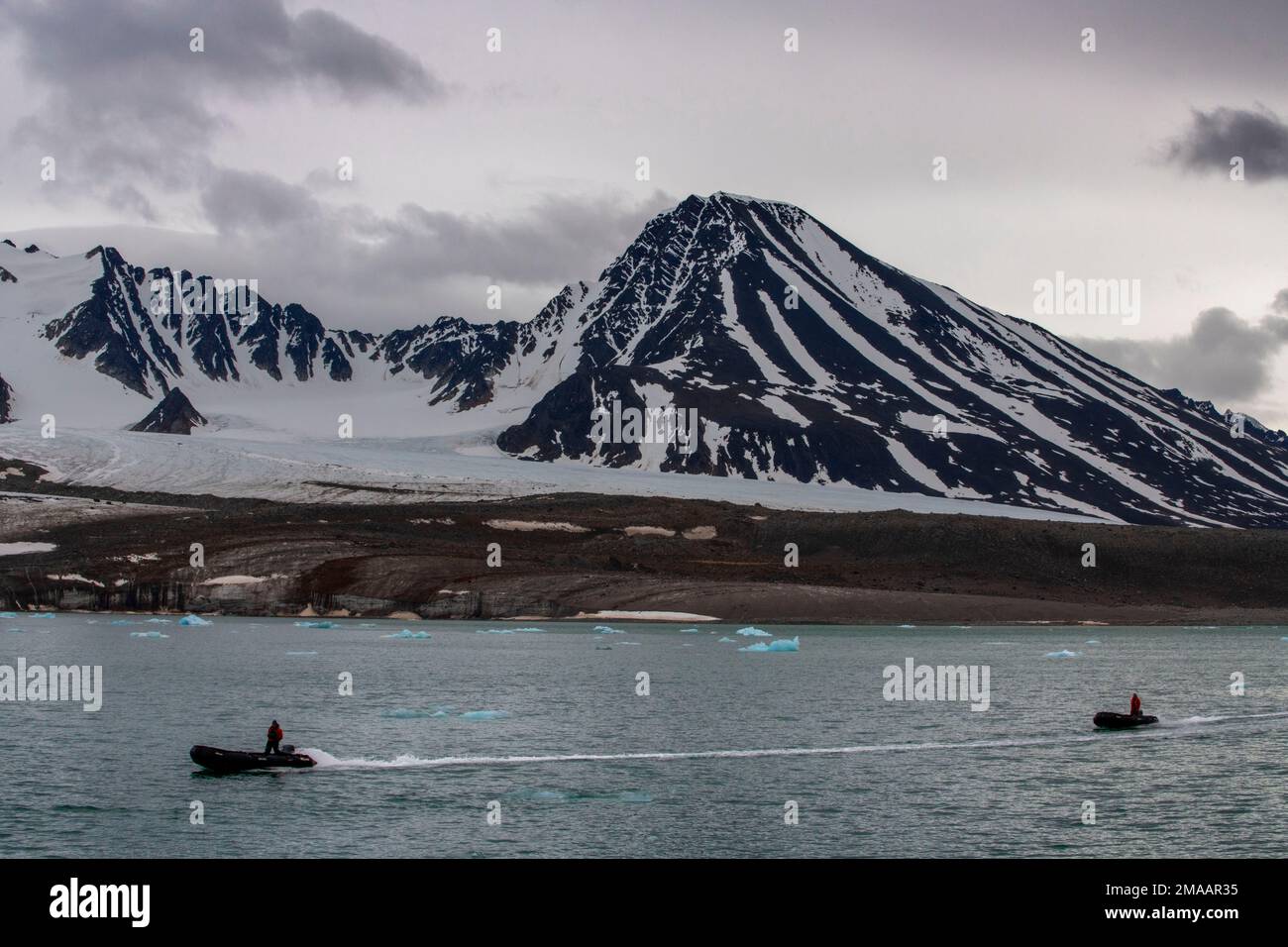 Expédition navire de croisière Greg Mortimer dans l'archipel de Svalbard, dans l'Arctique de la Norvège. Croisière en zodiaque à Lilliehookbreen. Les glaciers fondent lentement en raison de la cl Banque D'Images