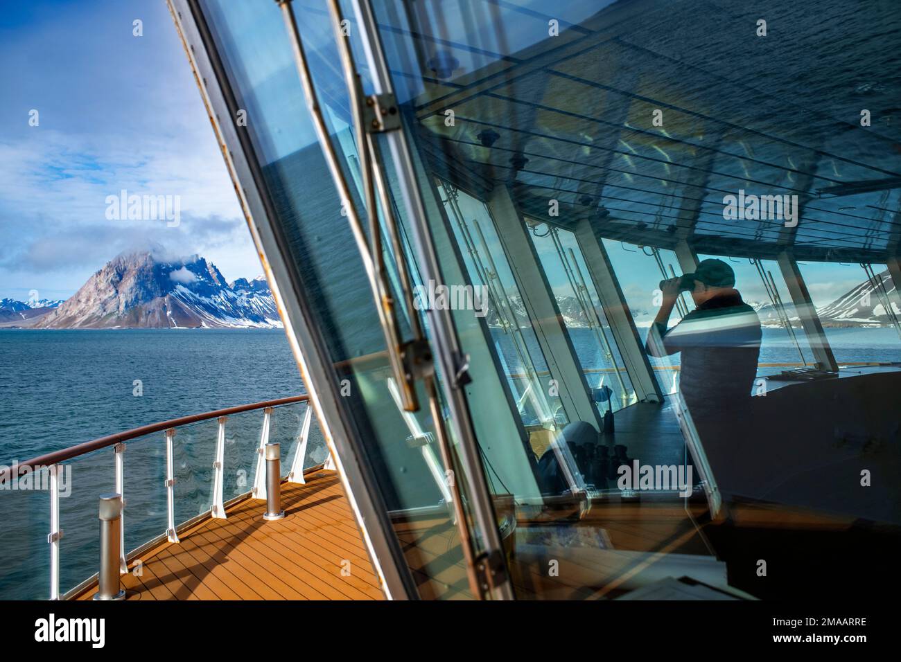 Pont de navire. Capitaine du navire de croisière Greg Mortimer dans l'archipel de Svalbard, en Norvège arctique. Banque D'Images