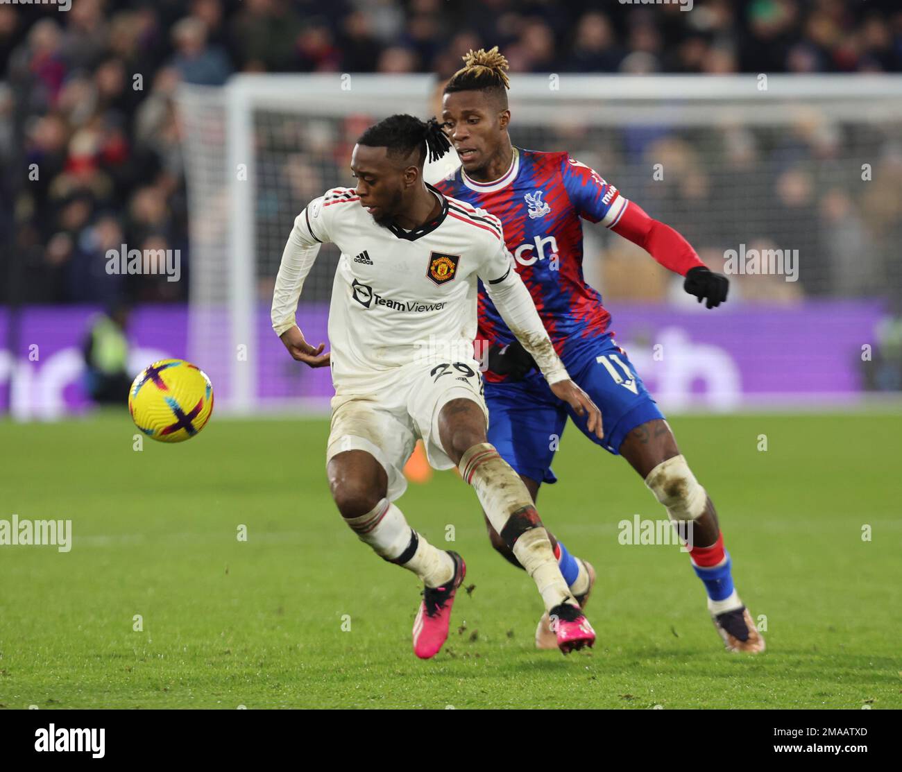 Londres ANGLETERRE - 18 janvier: L-R Aaron WAN-Bissaka de Manchester United détient le Wilfried Zaha du Crystal Palace pendant la première Ligue anglaise de football ma Banque D'Images