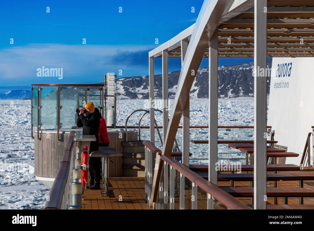 Tourisme a pris des photos dans le pont principal du navire de croisière Greg Mortimer dans l'archipel de Svalbard, en Norvège arctique. Banque D'Images