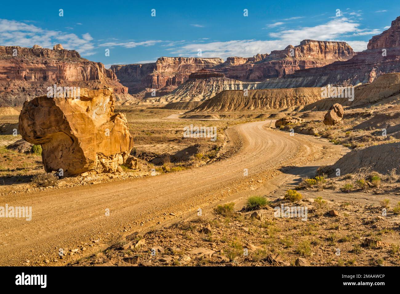 Méses au-dessus de la rivière San Rafael, Buckhorn Draw Road, vue de Limestone Bench, région de San Rafael Swell, Utah, États-Unis Banque D'Images