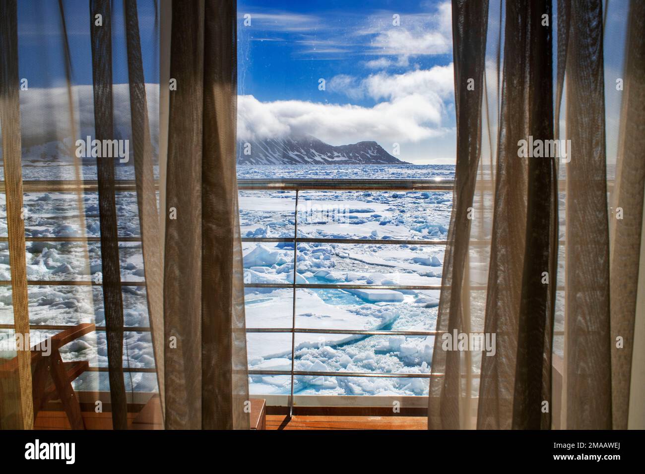 Vues depuis la cabine du bateau de croisière Greg Mortimer dans l'archipel de Svalbard, en Norvège arctique. Paysage près de Phippsoy, Svalbard Banque D'Images