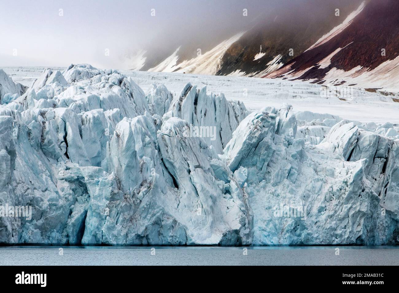 Glacier Samarinbreen, fjord Hornsund, archipel de Svalbard, Norvège arctique. Expédition bateau de croisière Greg Mortimer dans l'archipel de Svalbard, dans le Nord arctique Banque D'Images