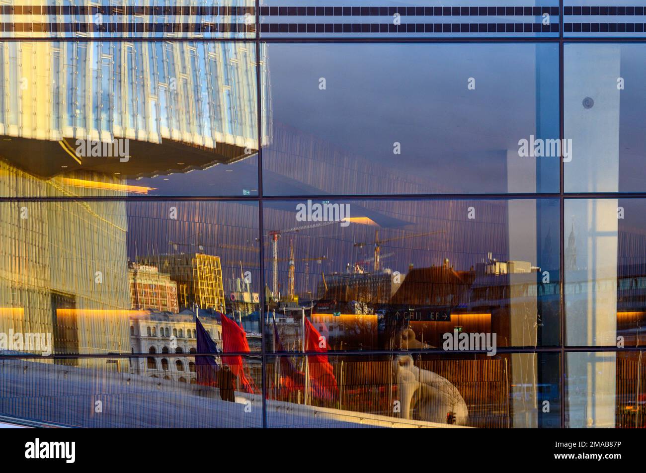 Façade en verre de l'Opéra moderne d'Oslo avec reflet d'une partie de la bibliothèque de Deichman à Bjorvika, Oslo, Norvège. Architectes: Snøhetta. Banque D'Images