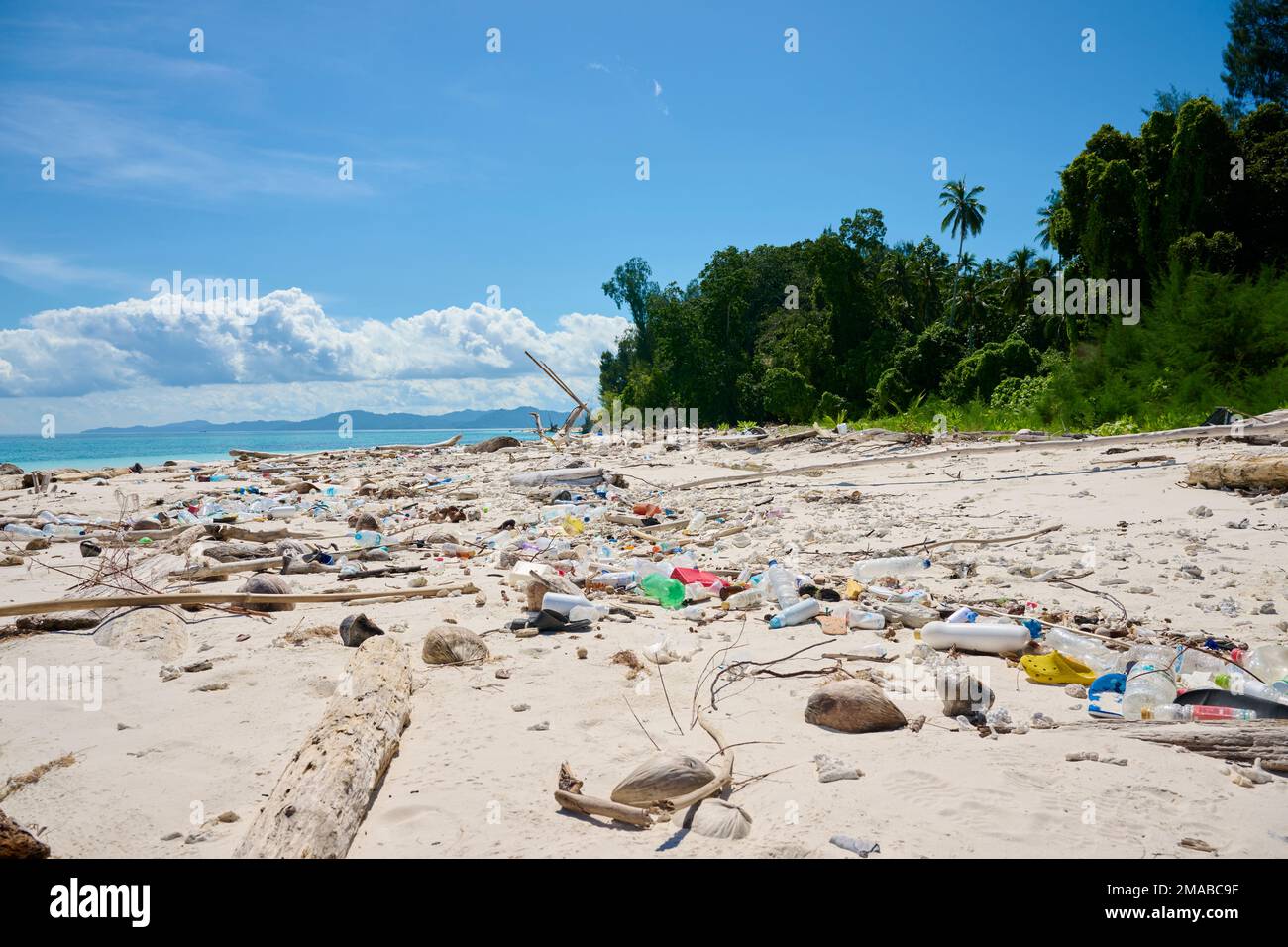 La triste vérité de la façon dont le plastique finit sur les plages du monde après avoir été jeté. Banque D'Images