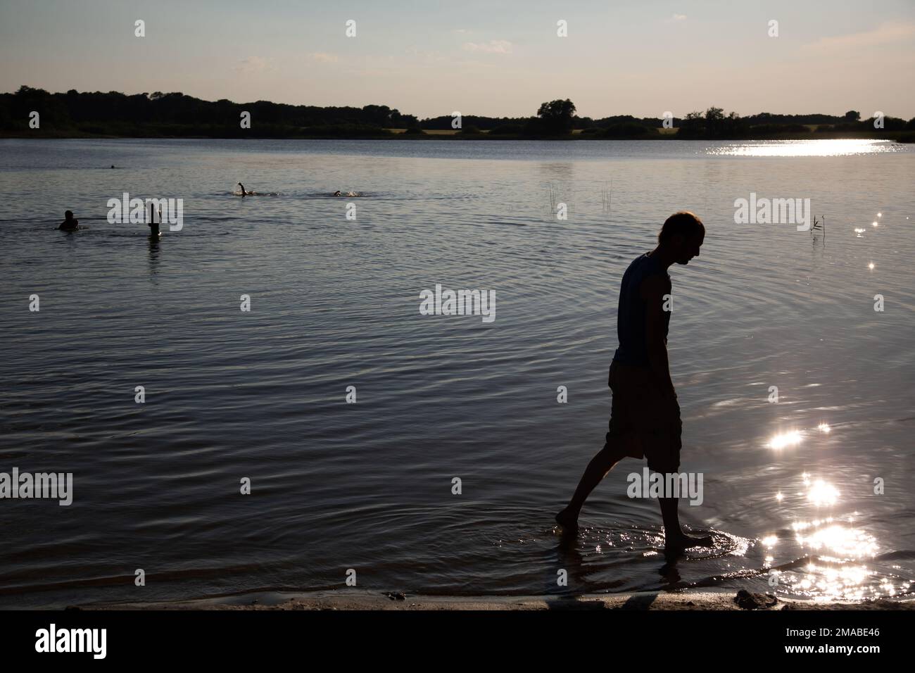 04.06.2016, Allemagne, Mecklembourg-Poméranie occidentale, Dargun - Silltiner du touriste sur une plage, Kummerower See. 00A160604D067CAROEX.JPG [RÉF. DU MODÈLE Banque D'Images