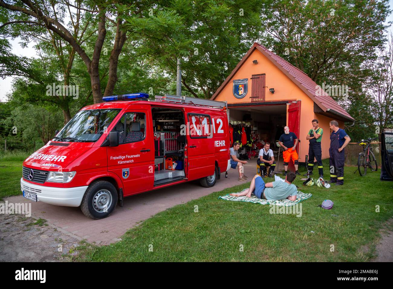 03.06.2016, Allemagne, Mecklembourg-Poméranie occidentale, Kaemmerich - Service de pompiers volontaires Kaemmerich, hommes pendant la formation à leur caserne de pompiers. 00A1 Banque D'Images