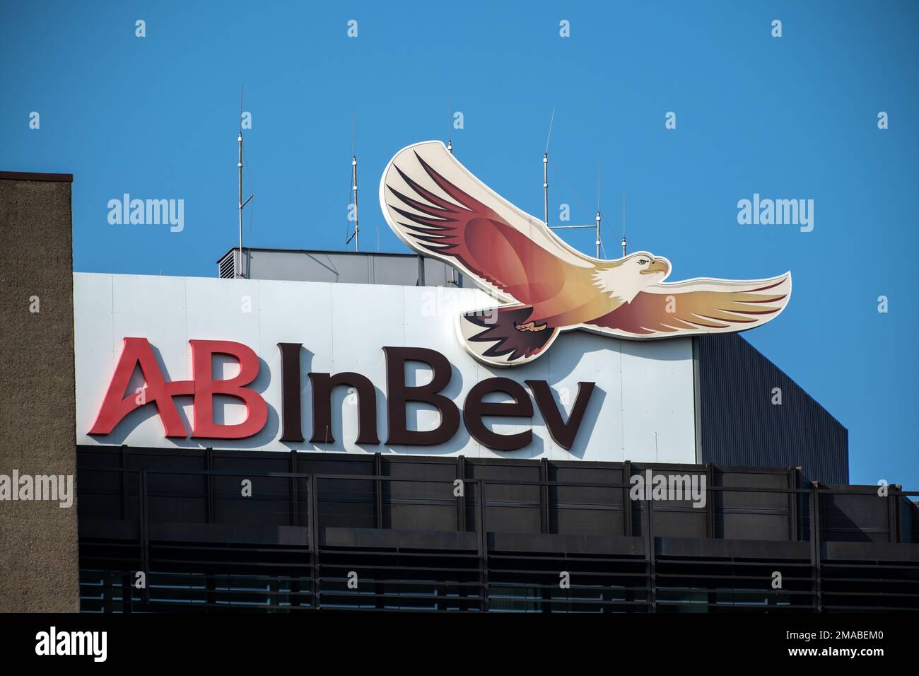 16.07.2021, Allemagne, Brême, Brême - Brewery Beck GmbH & Co KG, qui fait partie du groupe Anheuser-Busch InBev, logo sur le bâtiment administratif. 00A2107 Banque D'Images