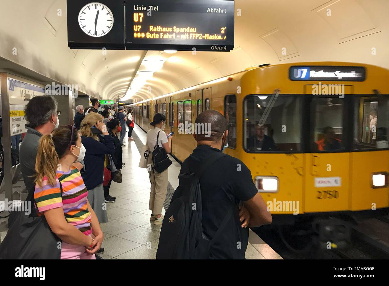 10.06.2022, Allemagne, , Berlin - la ligne 7 du métro entre dans la station Mehringdamm. 00S220610D250CAROEX.JPG [VERSION DU MODÈLE : NON, VERSION DU MODÈLE : NON (c) image de Caro Banque D'Images