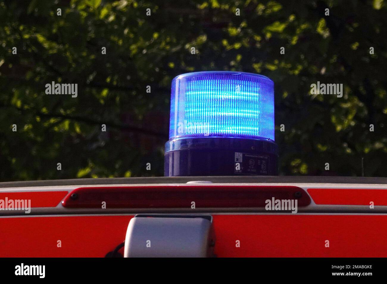 18.05.2022, Allemagne, , Berlin - lumière bleue d'une ambulance du service des incendies de Berlin. 00S220518D063CAROEX.JPG [VERSION DU MODÈLE : NON APPLICABLE, MODE Banque D'Images