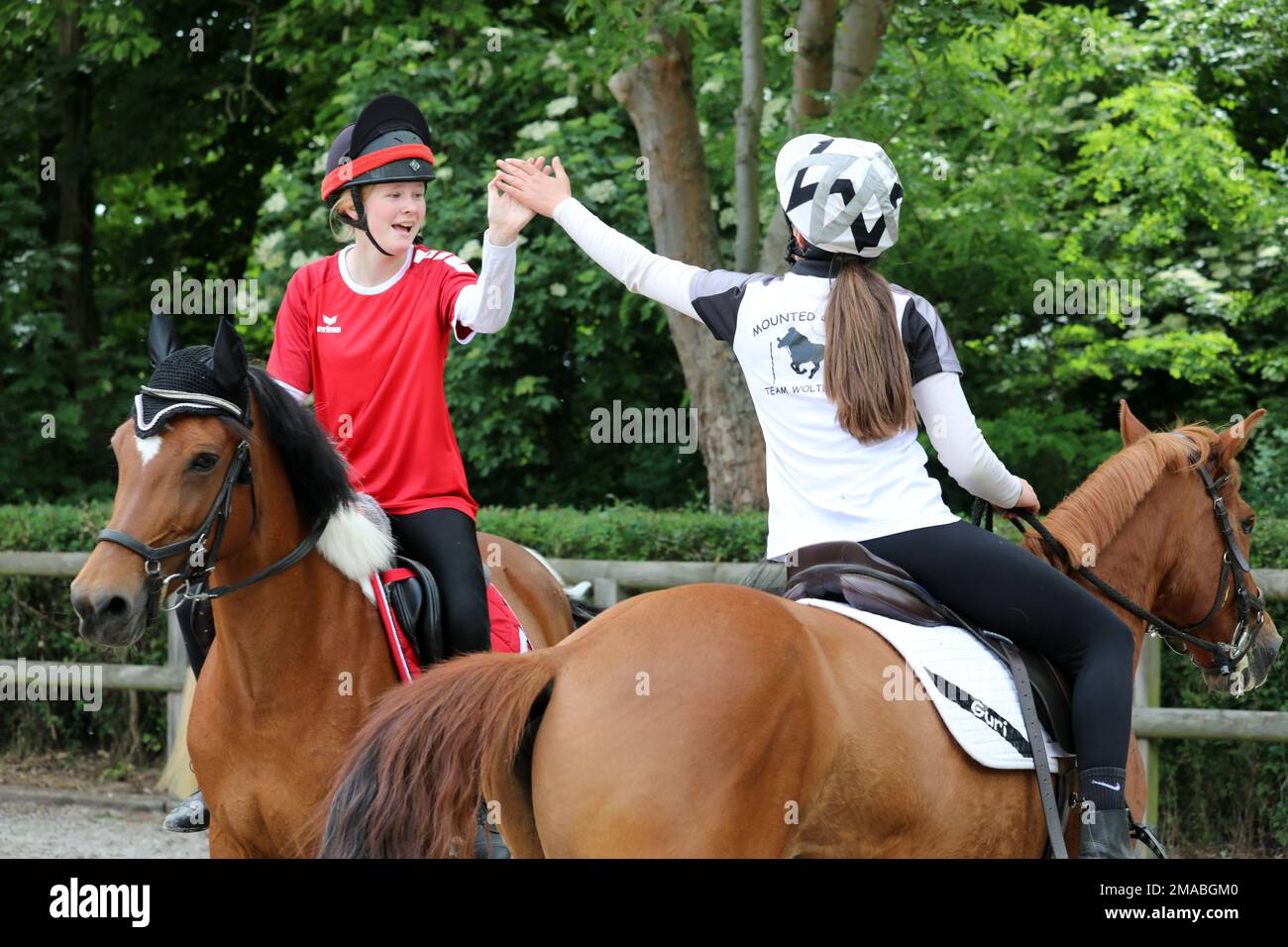 29.05.2022, Allemagne, Saxe, Graditz - les filles de haut-five les uns les autres en faisant leurs poneys. 00S220529D150CAROEX.JPG [VERSION DU MODÈLE : NON, MODÈLE RELEA Banque D'Images