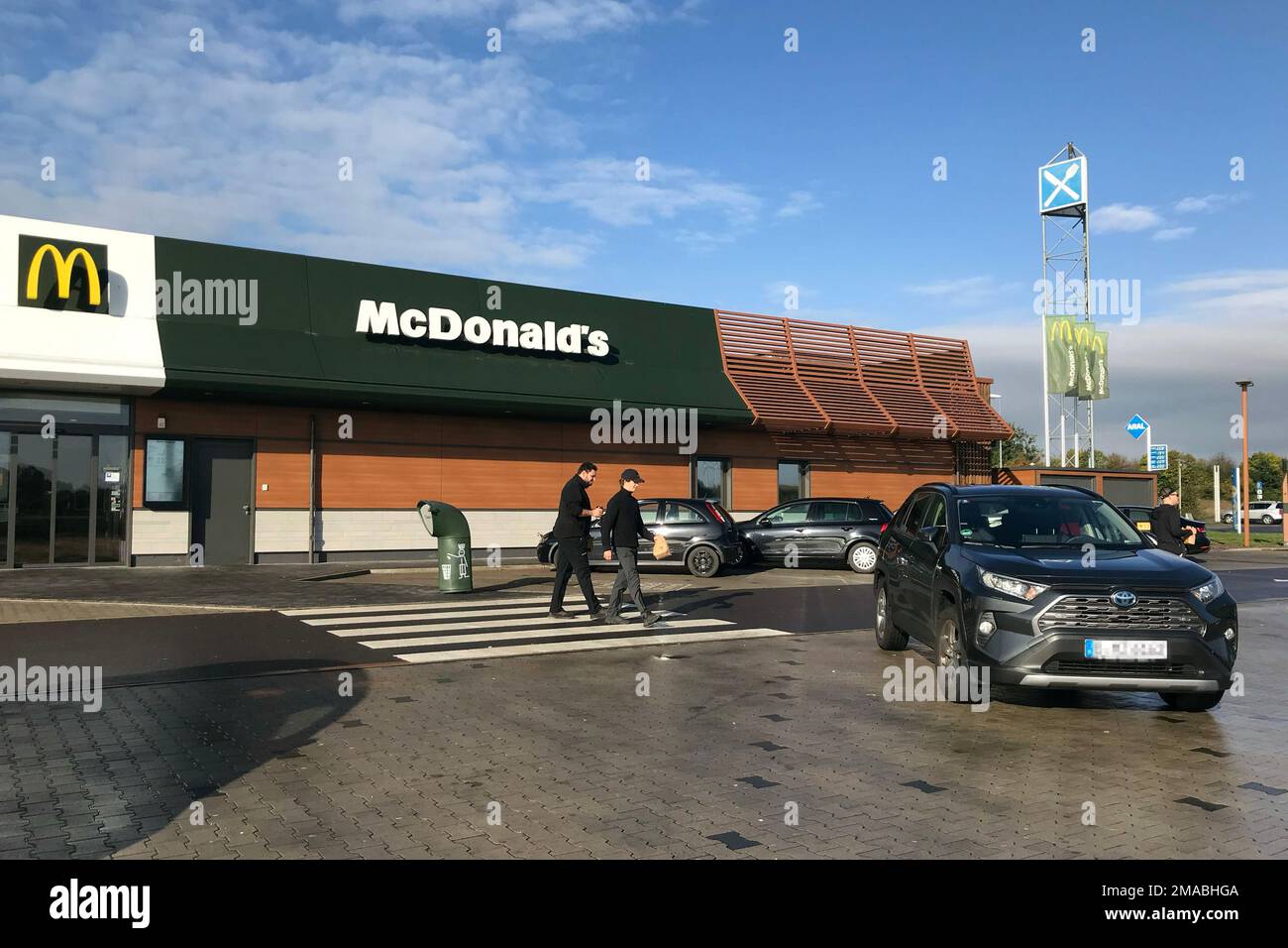02.10.2022, Allemagne, Saxe-Anhalt, Alleringsleben - branche de McDonald's à une station d'autoroute sur le A2. 00S221002D885CAROEX.JPG [VERSION DU MODÈLE : N Banque D'Images