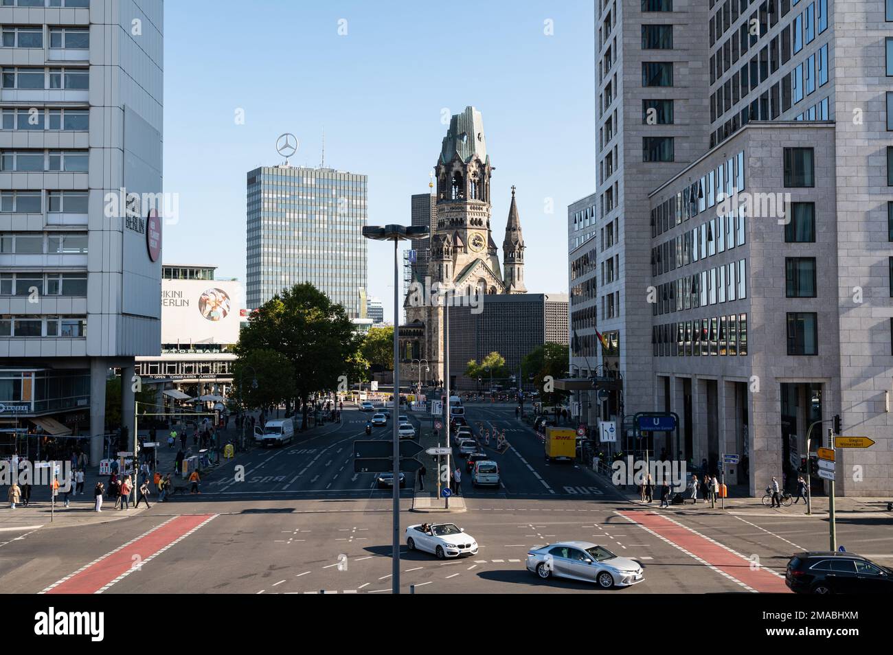 07.10.2022, Allemagne, , Berlin - une vue surélevée de la gare Zoologischer Garten de la rue Hardenbergplatz dans le quartier de Charlottenburg. La Ka Banque D'Images