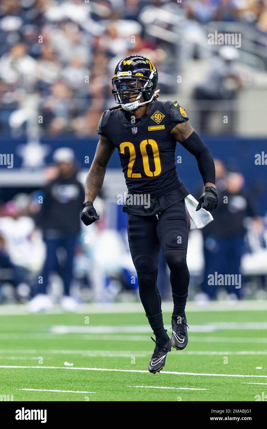 Washington Commanders safety Bobby McCain (20) is seen during the second half of an NFL football game against the Dallas Cowboys, Sunday, Oct. 2, 2022, in Arlington, Texas. Dallas won 25-10. (AP Photo/Brandon Wade) Banque D'Images
