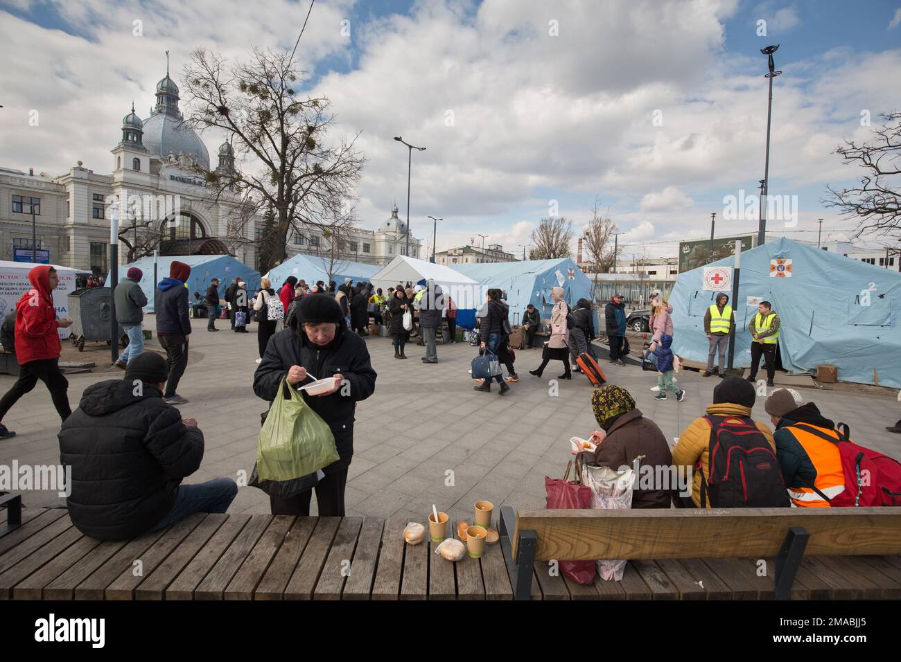 12.04.2022, Ukraine, Oblast, Lviv - les réfugiés de guerre ukrainiens se rassemblent devant la gare principale de Lviv. En arrière-plan Croix-Rouge tente de prendre soin de displayac Banque D'Images 12.04.2022, Ukraine, Oblast, Lviv - les réfugiés de guerre ukrainiens se rassemblent devant la gare principale de Lviv. En arrière-plan Croix-Rouge tente de prendre soin de displayac Banque D'Images