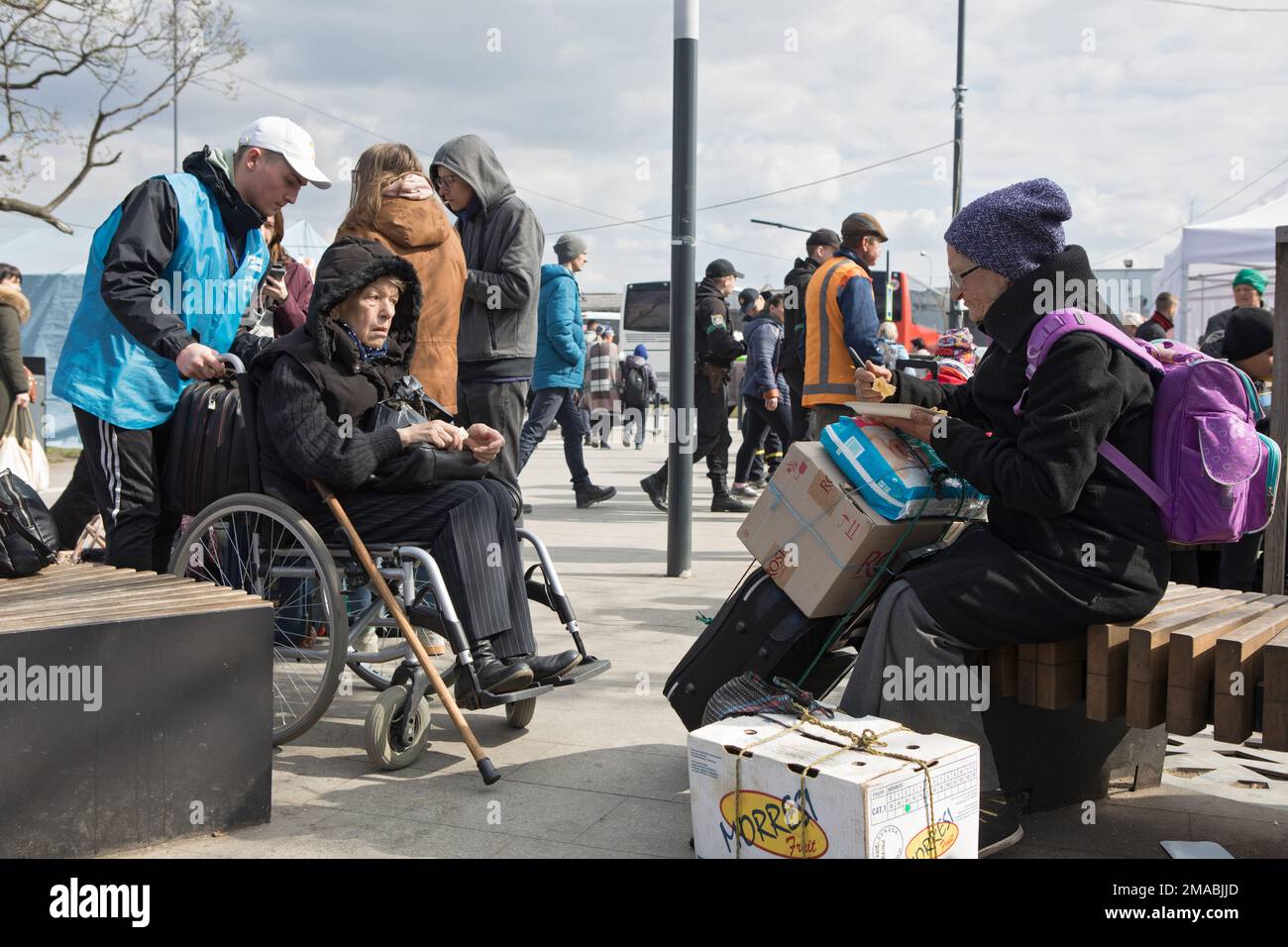 12.04.2022, Ukraine, Oblast, Lviv - les réfugiés de guerre ukrainiens se rassemblent devant la gare principale de Lviv. Une vieille femme avec ses bagages est assise o Banque D'Images 12.04.2022, Ukraine, Oblast, Lviv - les réfugiés de guerre ukrainiens se rassemblent devant la gare principale de Lviv. Une vieille femme avec ses bagages est assise o Banque D'Images