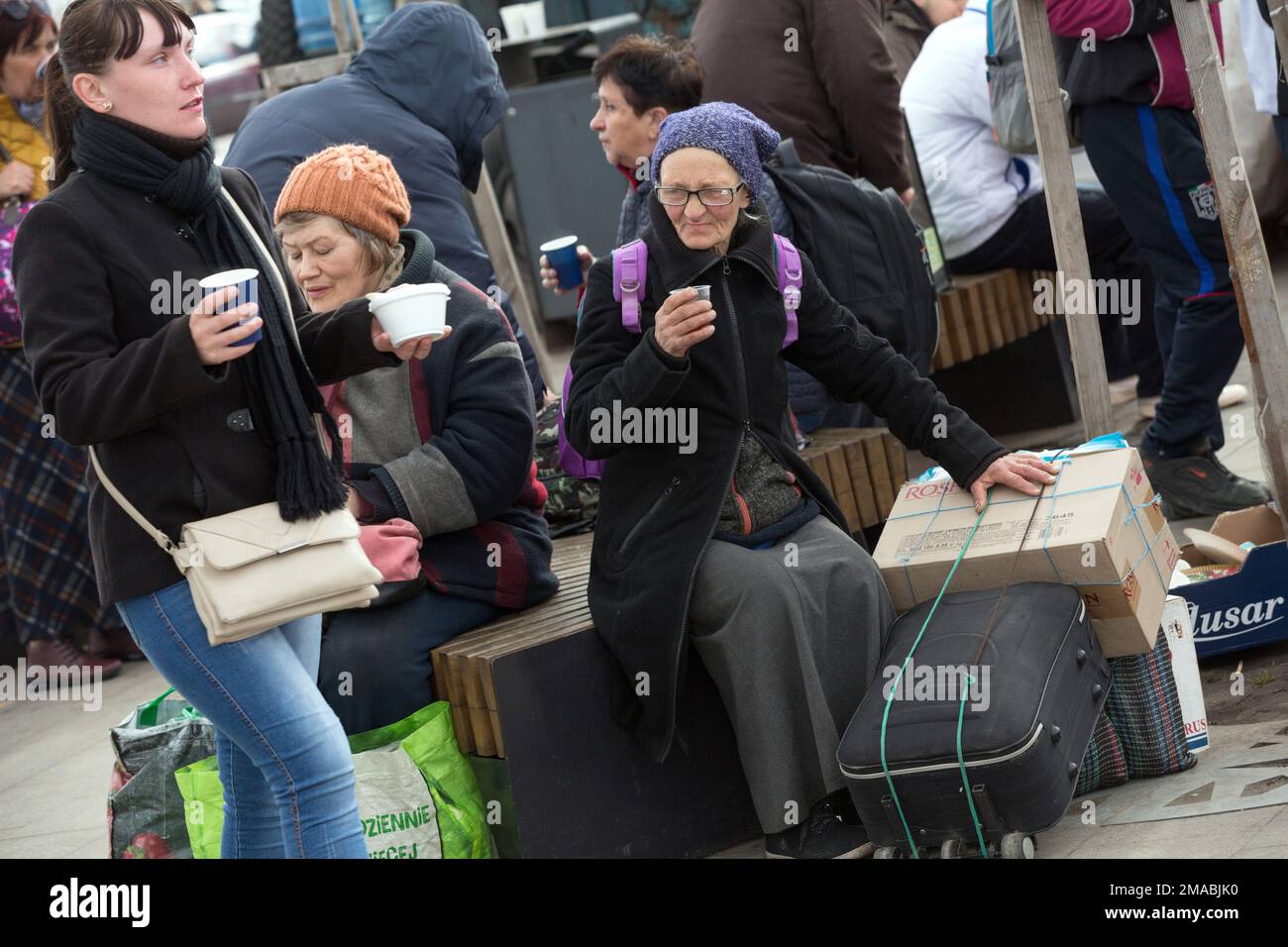 12.04.2022, Ukraine, Oblast, Lviv - les réfugiés de guerre ukrainiens se rassemblent devant la gare principale de Lviv. Une vieille femme avec des bagages repose sur un banc. Attention Banque D'Images 12.04.2022, Ukraine, Oblast, Lviv - les réfugiés de guerre ukrainiens se rassemblent devant la gare principale de Lviv. Une vieille femme avec des bagages repose sur un banc. Attention Banque D'Images