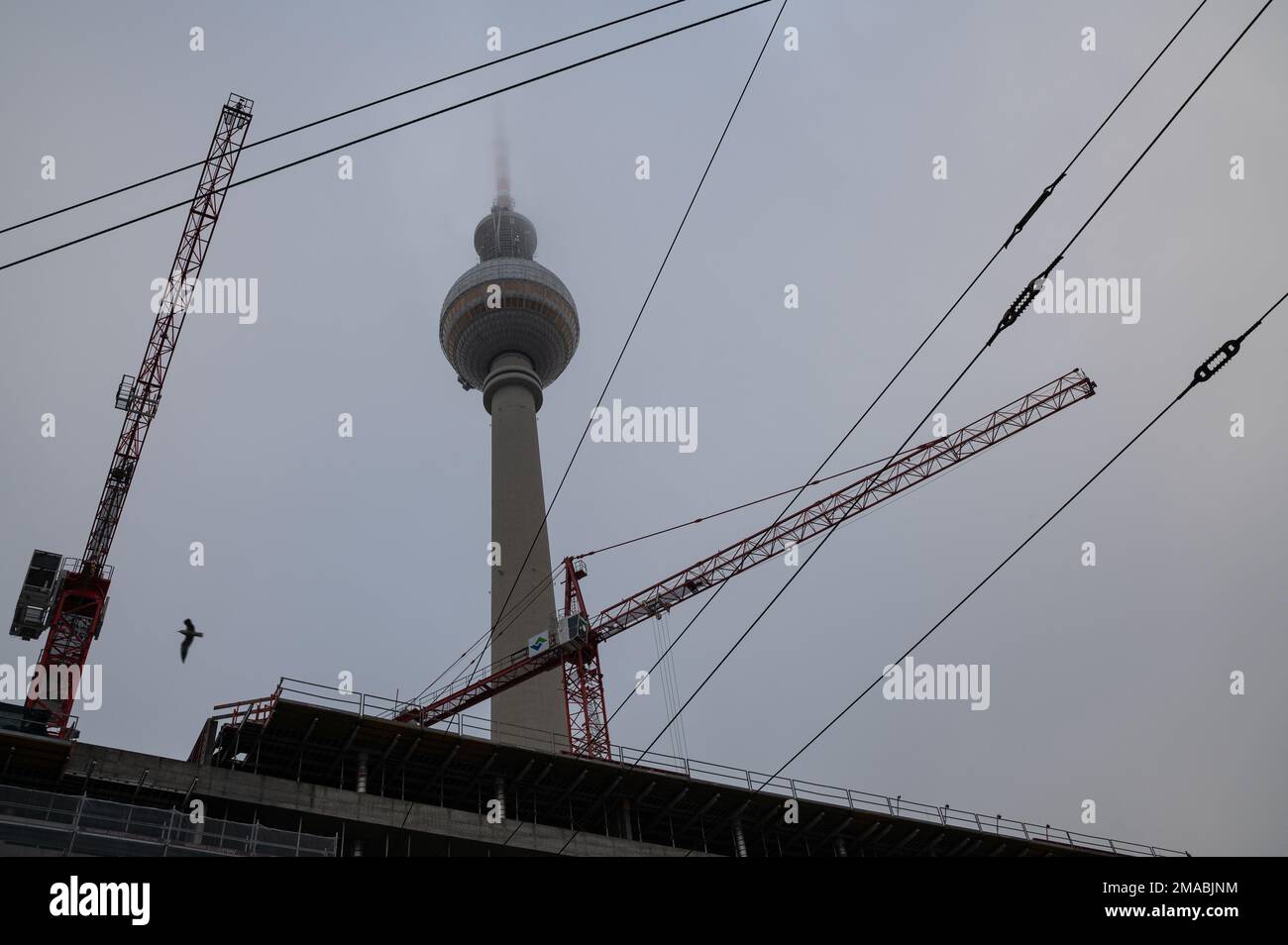 21.11.2022, Allemagne, , Berlin - le sommet de la tour de télévision de Berlin à Alexanderplatz dans le quartier de Mitte disparaît dans le brouillard pendant un chantier de construction Banque D'Images