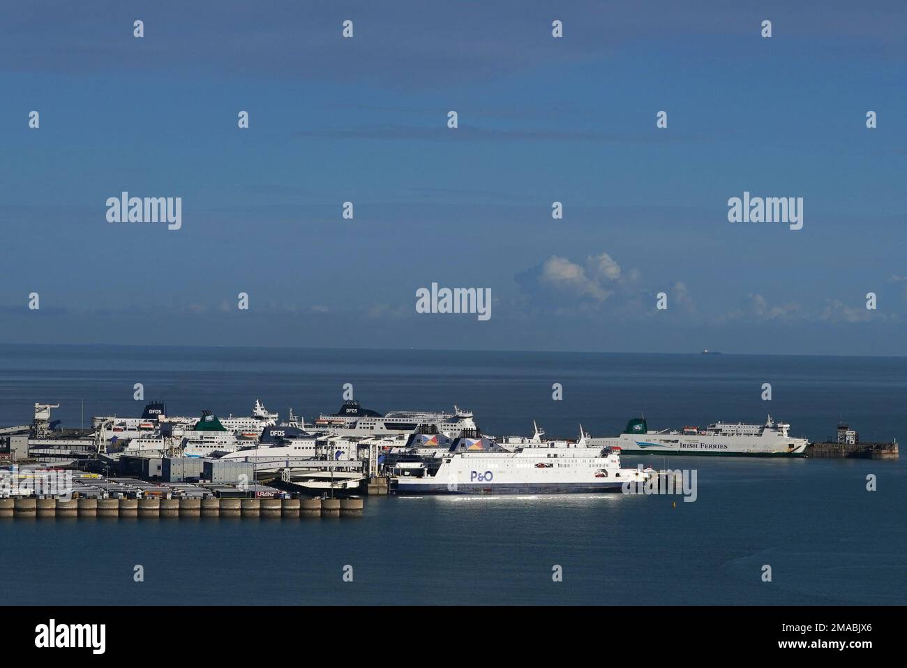 Des camions attendent à l'entrée du port de Douvres, dans le Kent, après la suspension des services de ferry à destination et en provenance de Calais en raison d'une grève nationale en France. Date de la photo: Jeudi 19 janvier 2023. Banque D'Images