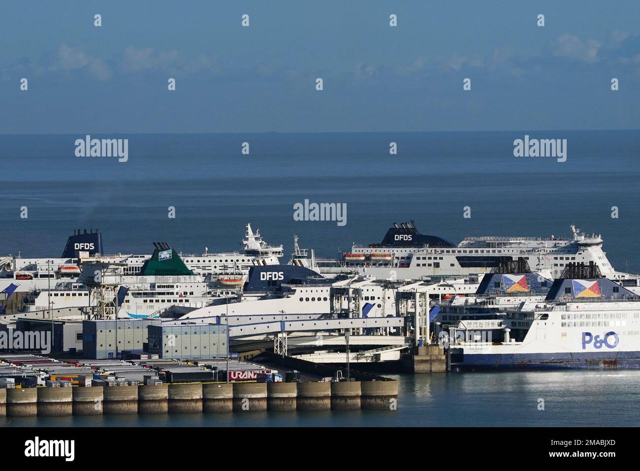 Des camions attendent à l'entrée du port de Douvres, dans le Kent, après la suspension des services de ferry à destination et en provenance de Calais en raison d'une grève nationale en France. Date de la photo: Jeudi 19 janvier 2023. Banque D'Images