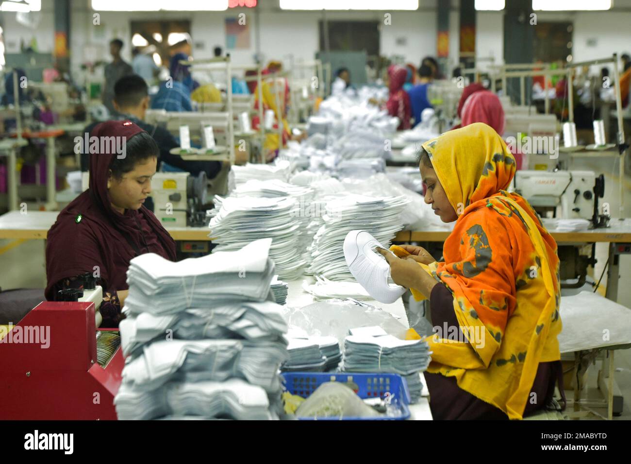 Gazipur. 19th janvier 2023. Les travailleurs traitent les pièces de chaussures à l'usine de fabrication de chaussures investie par les Chinois dans le district de Gazipur, à la périphérie de Dhaka, au Bangladesh, le 24 décembre 2022. POUR ALLER AVEC 'Feature: Le cordonnier chinois au Bangladesh a réussi à sortir de la marée pandémique' Credit: Xinhua/Alamy Live News Banque D'Images