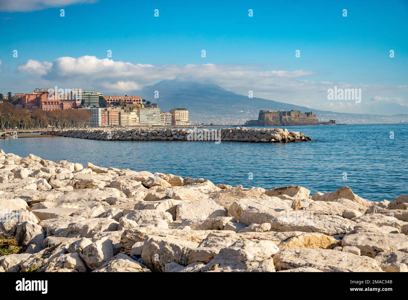 Journée d'hiver sur la côte méditerranéenne. Une belle vue sur le front de mer et le château de Naples, Campanie, Italie. Banque D'Images