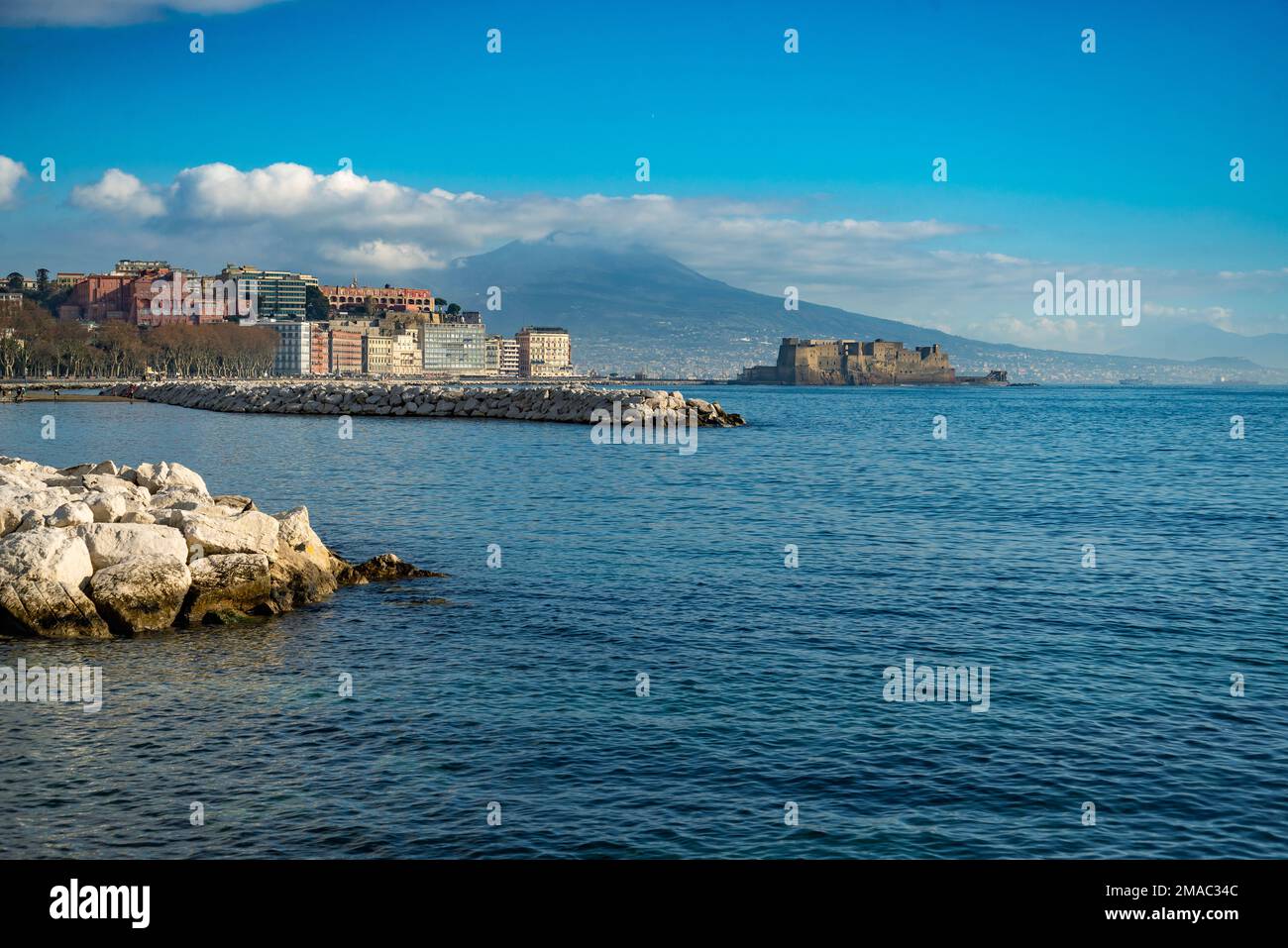 Journée d'hiver sur la côte méditerranéenne. Une belle vue sur le front de mer et le château de Naples, Campanie, Italie. Banque D'Images