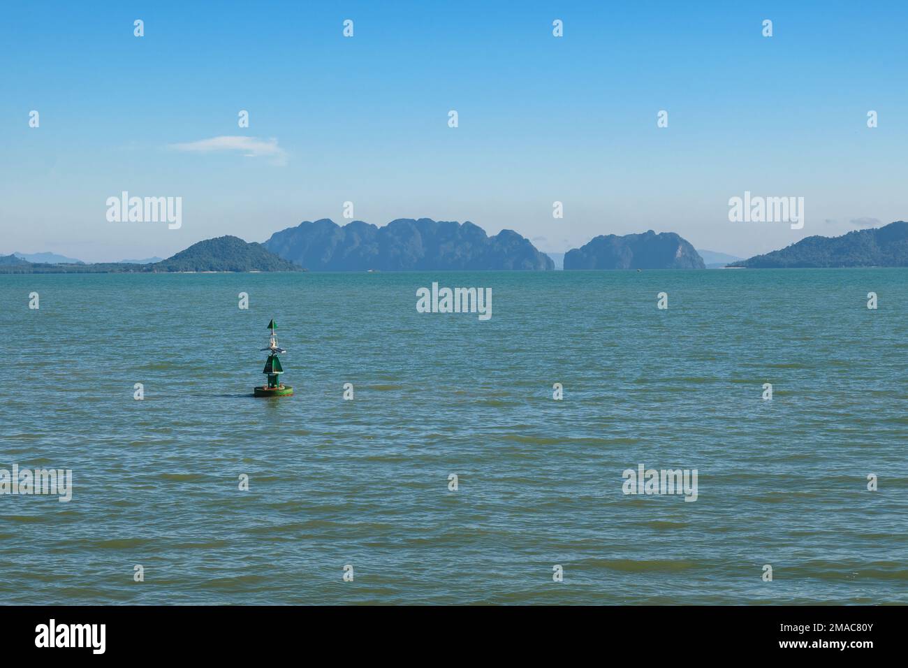 Vue sur la mer tropicale, paysage de Ko Lanta, sud de la Thaïlande. Avec bouée verte au premier plan. Banque D'Images