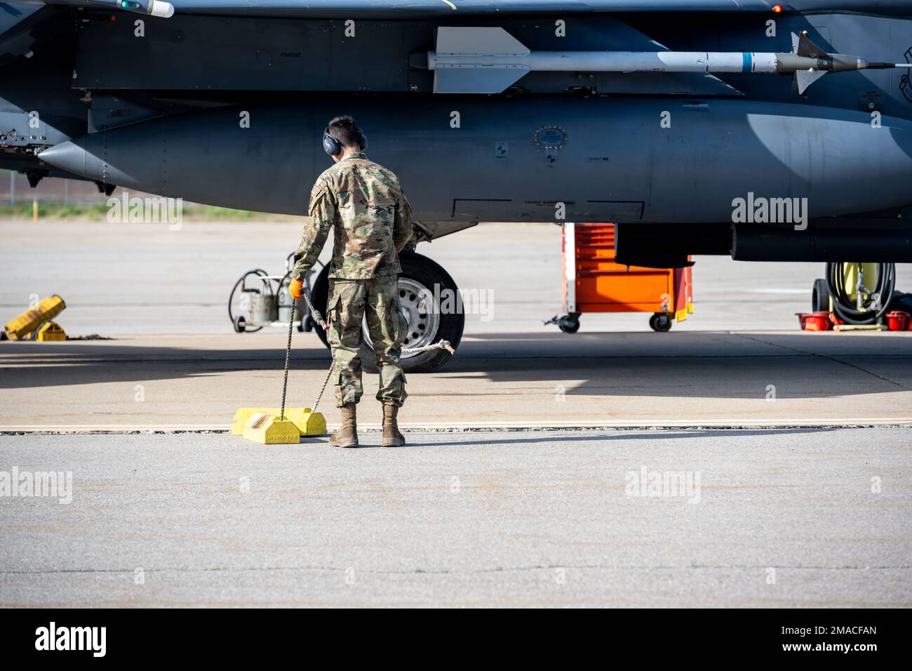 Les professionnels de l'entretien de la base aérienne de Mountain Home, Idaho, préparent les F-15E Strike Eagles pour les opérations de la mission pendant l'exercice Raging Gunfighter 22-2 à la base aérienne de Hill, Utah, 22 mai 2022. Le terrain et l'espace aérien du complexe Mountain Home Range offrent au ministère de la Défense des possibilités d'entraînement uniques et stimulantes de 9 600 000 kilomètres carrés. Banque D'Images