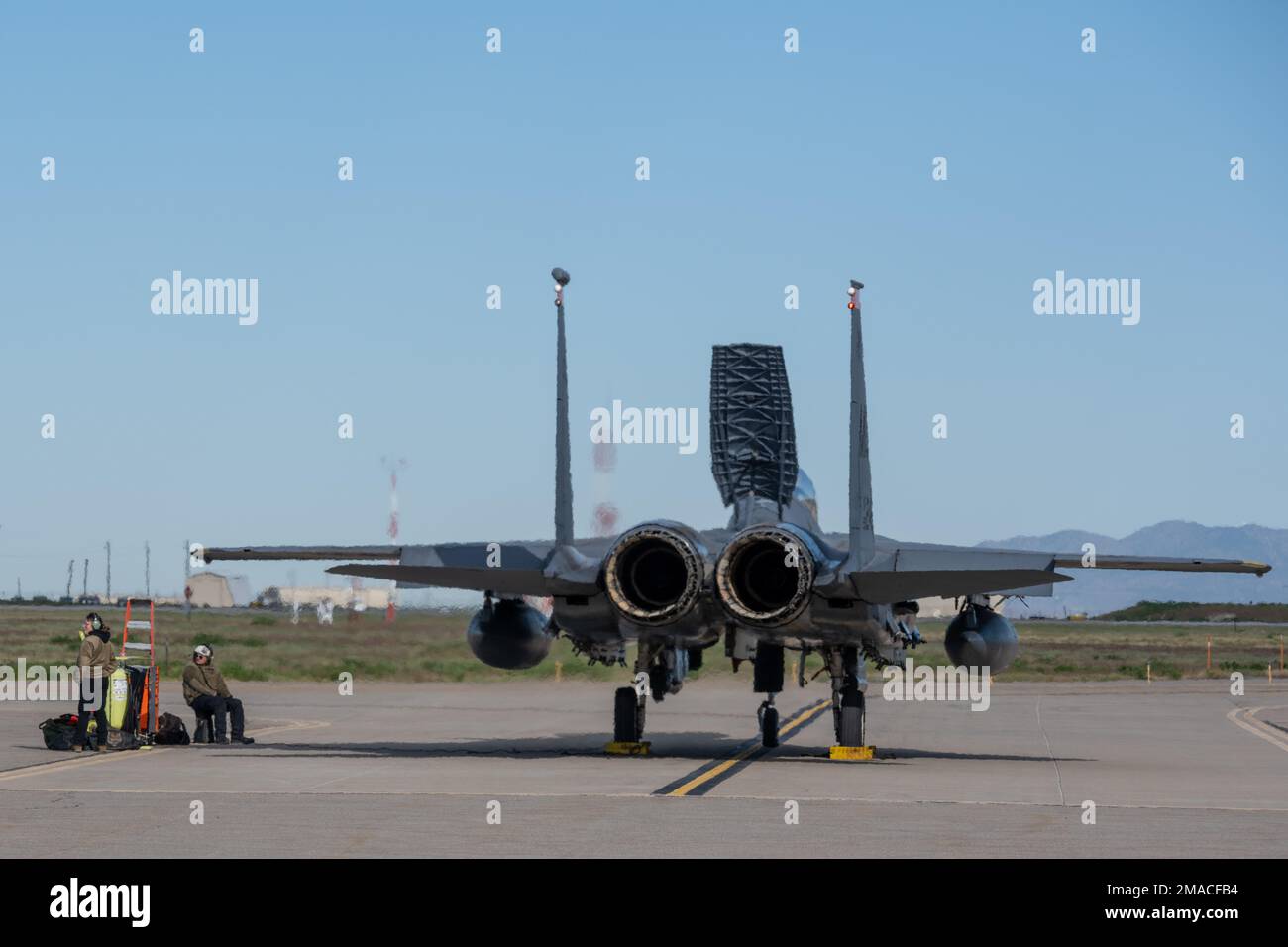 Les professionnels de l'entretien de la base aérienne de Mountain Home, Idaho, préparent les F-15E Strike Eagles pour les opérations de la mission pendant l'exercice Raging Gunfighter 22-2 à la base aérienne de Hill, Utah, 22 mai 2022. Le terrain et l'espace aérien du complexe Mountain Home Range offrent au ministère de la Défense des possibilités d'entraînement uniques et stimulantes de 9 600 000 kilomètres carrés. Banque D'Images