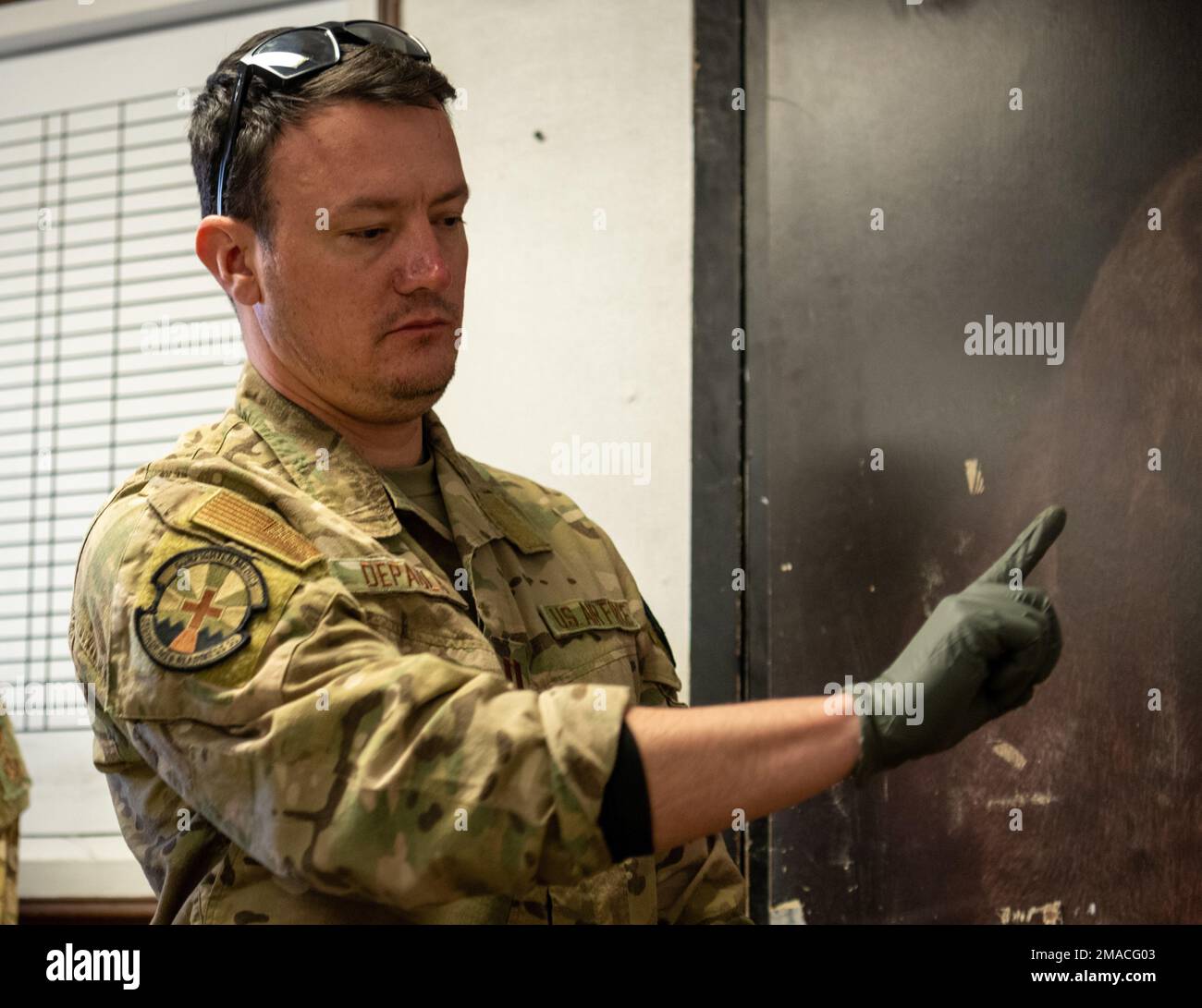 Le capitaine Paulo DePaula, médecin-adjoint de l'escadre 366th, et l'aviateur principal Rachel Blakeley-Ruiz, 366th Fighter Wing Wing public Health Medic, effectuent un examen sur le terrain sur le capitaine Menji Cheim, officier du renseignement de l'escadre 366th, après une simulation d'attaque au cours de l'exercice Raging Gunfighter 22-2 à la base aérienne Hill, Utah, 22 mai 2022. La Fighter Wing 366th a développé Raging Gunfighter qui va prouver encore plus les concepts d'emploi de combat Agile. Banque D'Images