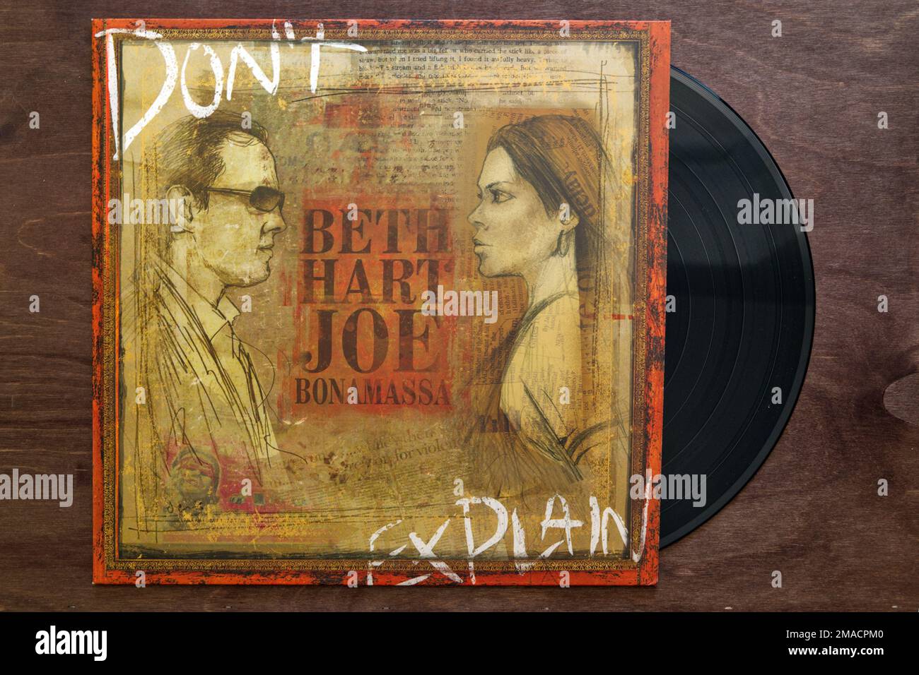 Lublin, Pologne. 18 janvier 2023. Beth Hat et Joe Bonamassa Record 'Don't Explain' pochette d'album en vinyle sur table en bois sombre Banque D'Images
