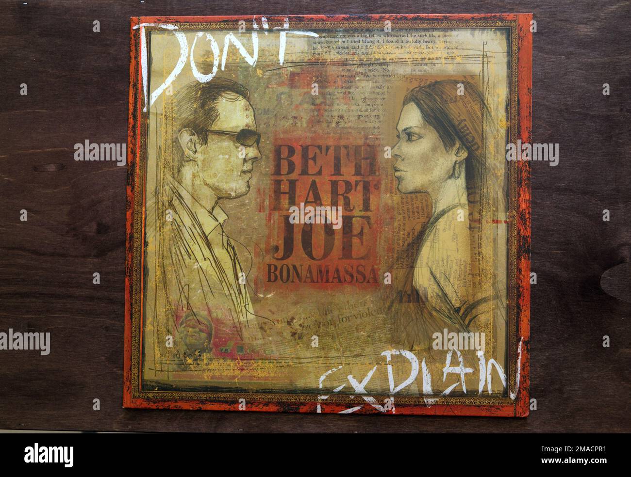Lublin, Pologne. 18 janvier 2023. Beth Hat et Joe Bonamassa Record 'Don't Explain' pochette d'album en vinyle sur table en bois sombre Banque D'Images