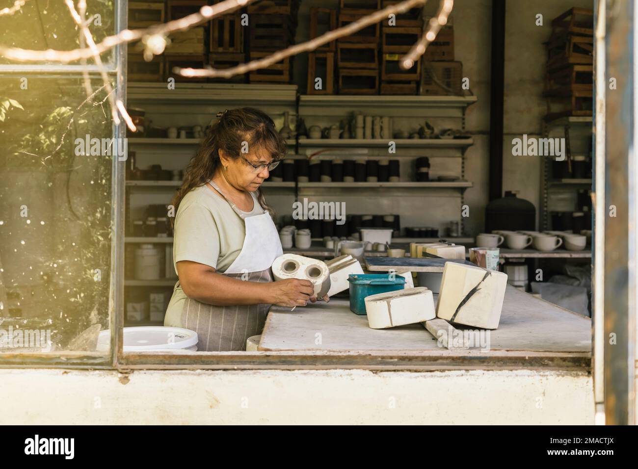 Maître potter travaillant dans son studio. Le processus de création de poterie. Banque D'Images