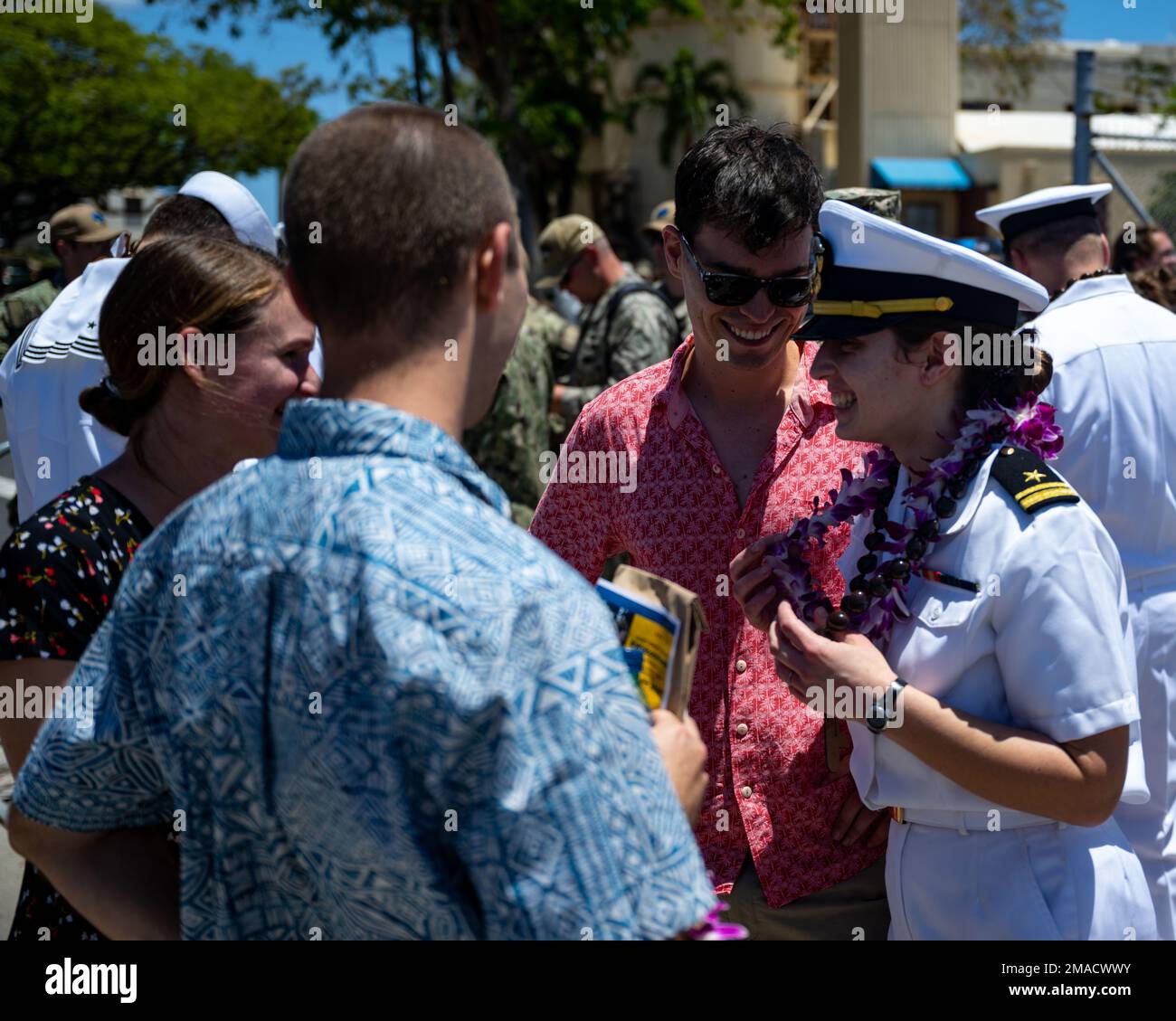 220525-N-LN285-2332 BASE MIXTE PEARL HARBOUR-HICKAM (25 mai 2022) -- Lt Sabella Norton, de Merritt Island, en Floride, affectée au sous-marin d'attaque rapide de classe Virginia USS North Carolina (SSN 777) se réunit avec sa famille après le retour du bateau à la base conjointe Pearl Harbor-Hickam après son déploiement dans la zone de responsabilité de la flotte 7th. La Caroline du Nord a effectué une gamme complète d'opérations, y compris la guerre anti-sous-marine et anti-surface, au cours du déploiement prolongé de sept mois dans l'Indo-Pacifique. Banque D'Images