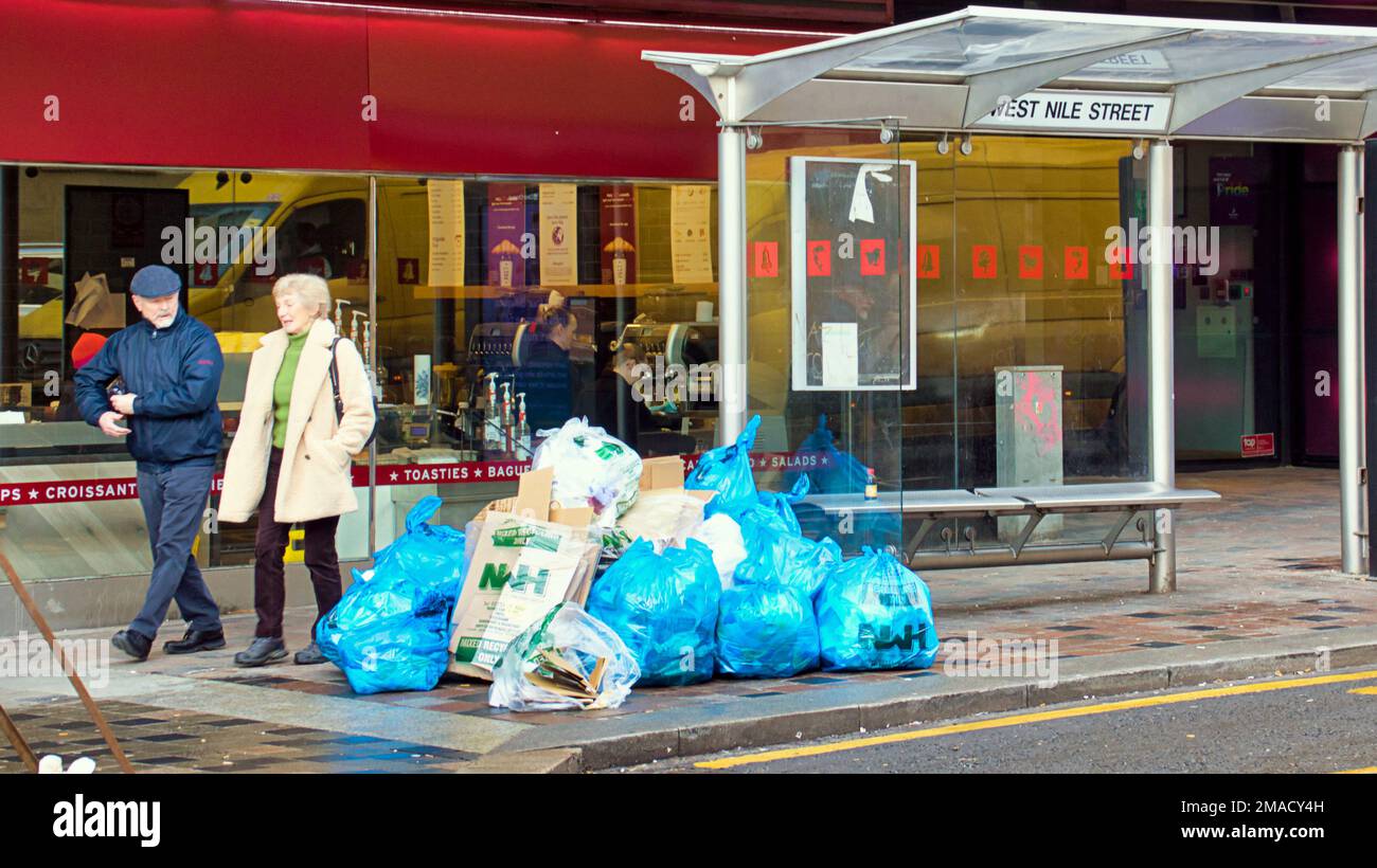 Des poubelles débordant et des déchets non collectés s'empilent dans les rues de Glasgow, en Écosse, au Royaume-Uni Banque D'Images