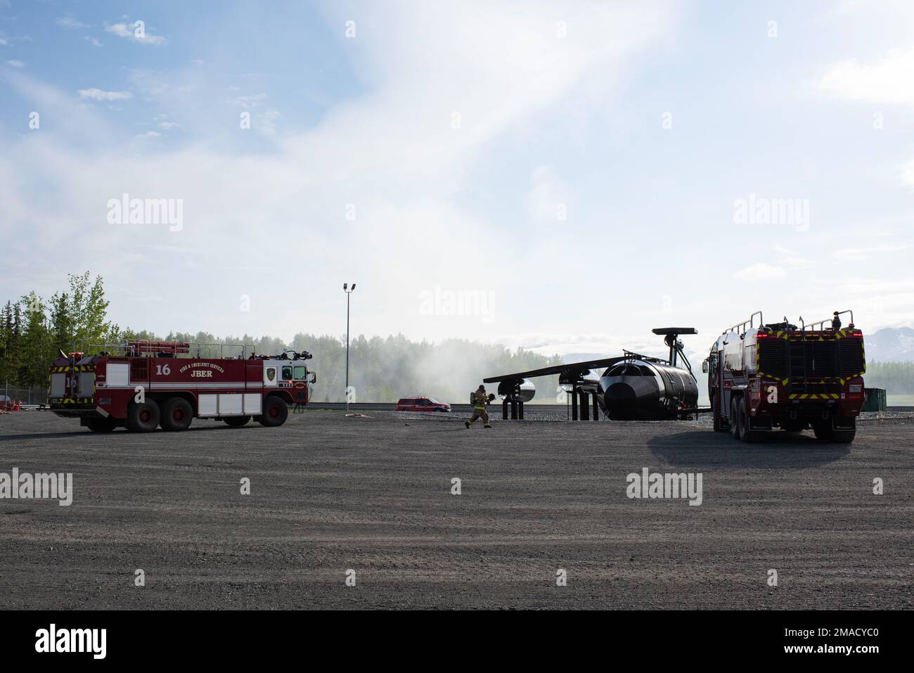 Les spécialistes de la protection contre les incendies de la Force aérienne affectés à l'escadron du génie civil 673d réagissent à un aéronef en vol simulé tout en participant à l'exercice d'assurance de la mission 22-6 à la base conjointe Elmendorf-Richardson, Alaska, 25 mai 2022. MAE 22-6 a testé les capacités d'intervention d'urgence de JBER à la suite d'un accident de maquette d'avion. Banque D'Images