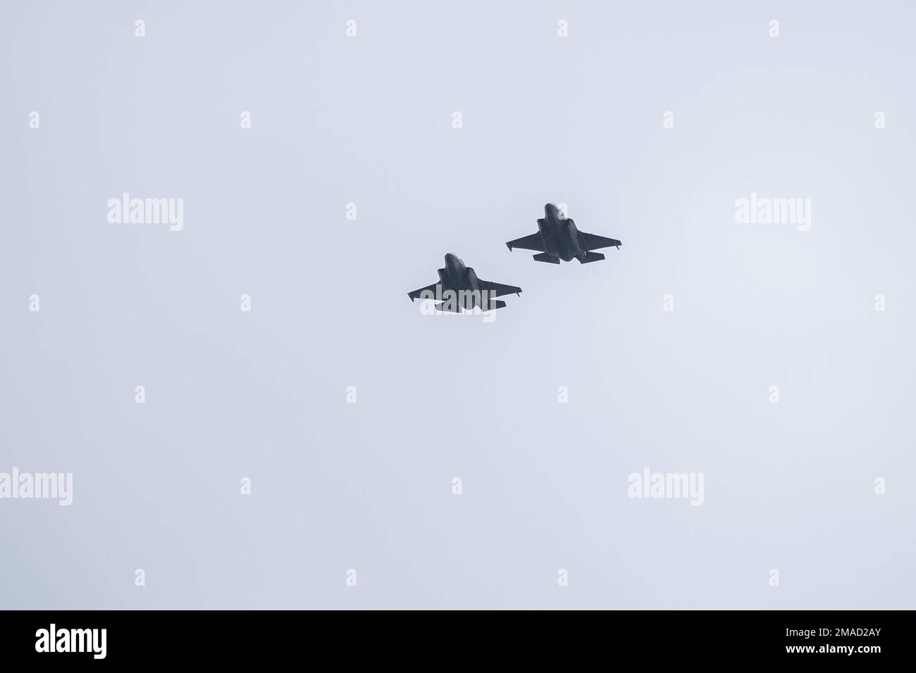 220526-XN177-1183 OCÉAN PACIFIQUE (26 mai 2022) – F-35B un avion Lightning II affecté à l'escadron d'attaque de chasseurs maritimes (AFMV) 121 survole le porte-avions amphibie USS Tripoli (LHA 7), 26 mai 2022. Tripoli effectue des opérations de routine dans la flotte américaine 7th. Banque D'Images