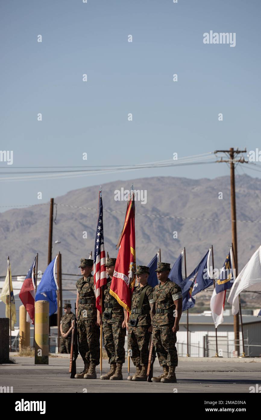 ÉTATS-UNIS Les Marines, qui ont 3D Bataillon de reconnaissance des blindés légers (3D LAR), 1st Marine Division, se préparent à présenter les couleurs lors d'une cérémonie de changement de commandement au Marine corps Air Ground combat Centre Twentynine Palms, Californie, 26 mai 2022. Au cours de la cérémonie, le lieutenant-colonel Zabulon Philpott a cédé le commandement du 3D LAR au lieutenant-colonel Scott Stewart. Banque D'Images