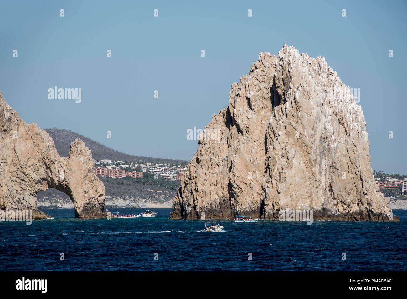 Cabo Arch vu du côté Pacifique avec Cabo San Lucas en arrière-plan. Destination touristique populaire, site le plus célèbre, Riviera mexicaine, Mex Banque D'Images