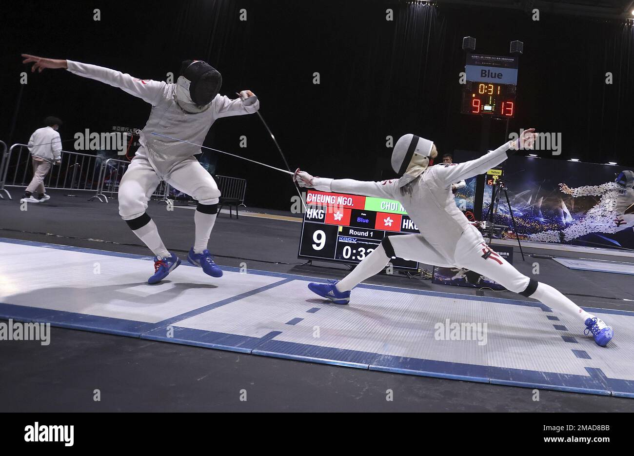 Demi-finales de MenzhH entre Ryan Choi Chun-yin (R) et Yeung Chi-ka, aux Championnats d'escrime ouverts BEA x Blue Cross 2022 de Hong Kong qui se tiennent à AsiaWorld-Expo. 04DEC22 SCMP / Jonathan Wong Banque D'Images