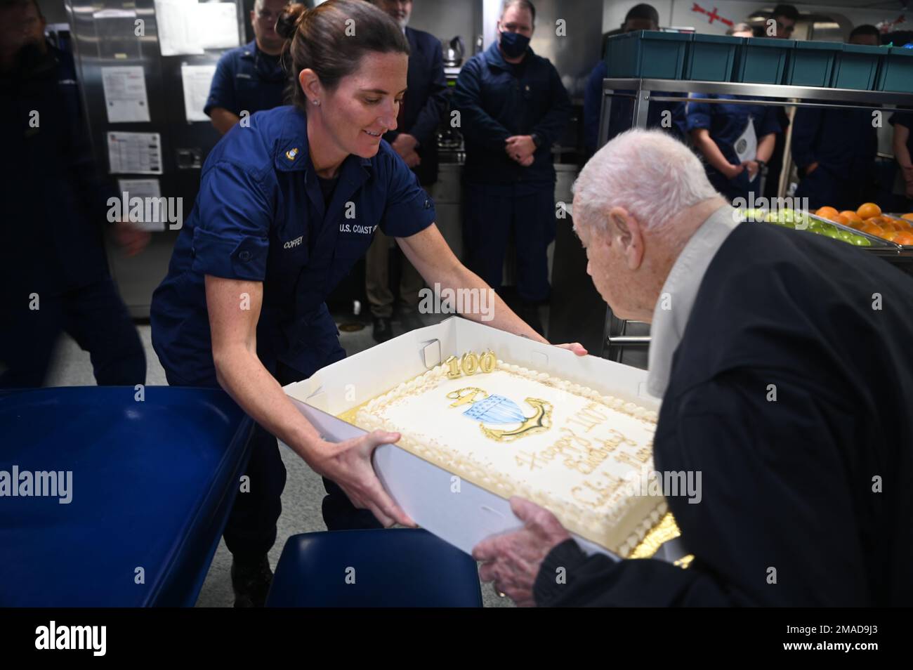 Le commissaire en chef et vétéran de la Seconde Guerre mondiale, Robert Manges, arrive à la base Portsmouth pour célébrer un anniversaire de fin de 100 ans à 25 mai 2022. Manges a visité le Cutter Legare de la Garde côtière, observant ce qu'une galette de la Garde côtière a à offrir par rapport à l'USS Wakefield qu'il a voyagé tout en transportant des soldats américains et des prisonniers allemands de retour du théâtre européen, un total de 34 voyages. Banque D'Images