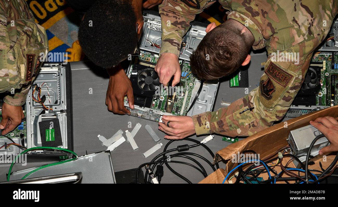 Les cyber-aviateurs assemblent un ordinateur lors de l'un des défis des Jeux cybernétiques JBLE, 26 mai 2022, à la base commune Langley-Eustis, en Virginie JBLE Cyber Games, organisé par le 363d Intelligence support Squadron (ISS), a réuni des cyber-aviateurs de l'ASUS 700, du 633d Communications Squadron, du 83rd Network Operations Squadron et de l'ISS 363d pour participer à diverses compétitions. Ces compétitions ont testé les compétences de chaque équipe en trivia, en sport (Conball, volley-ball et basket-ball), en assemblage informatique et dans un tournoi de jeu vidéo LAN (réseau local) Party. Banque D'Images