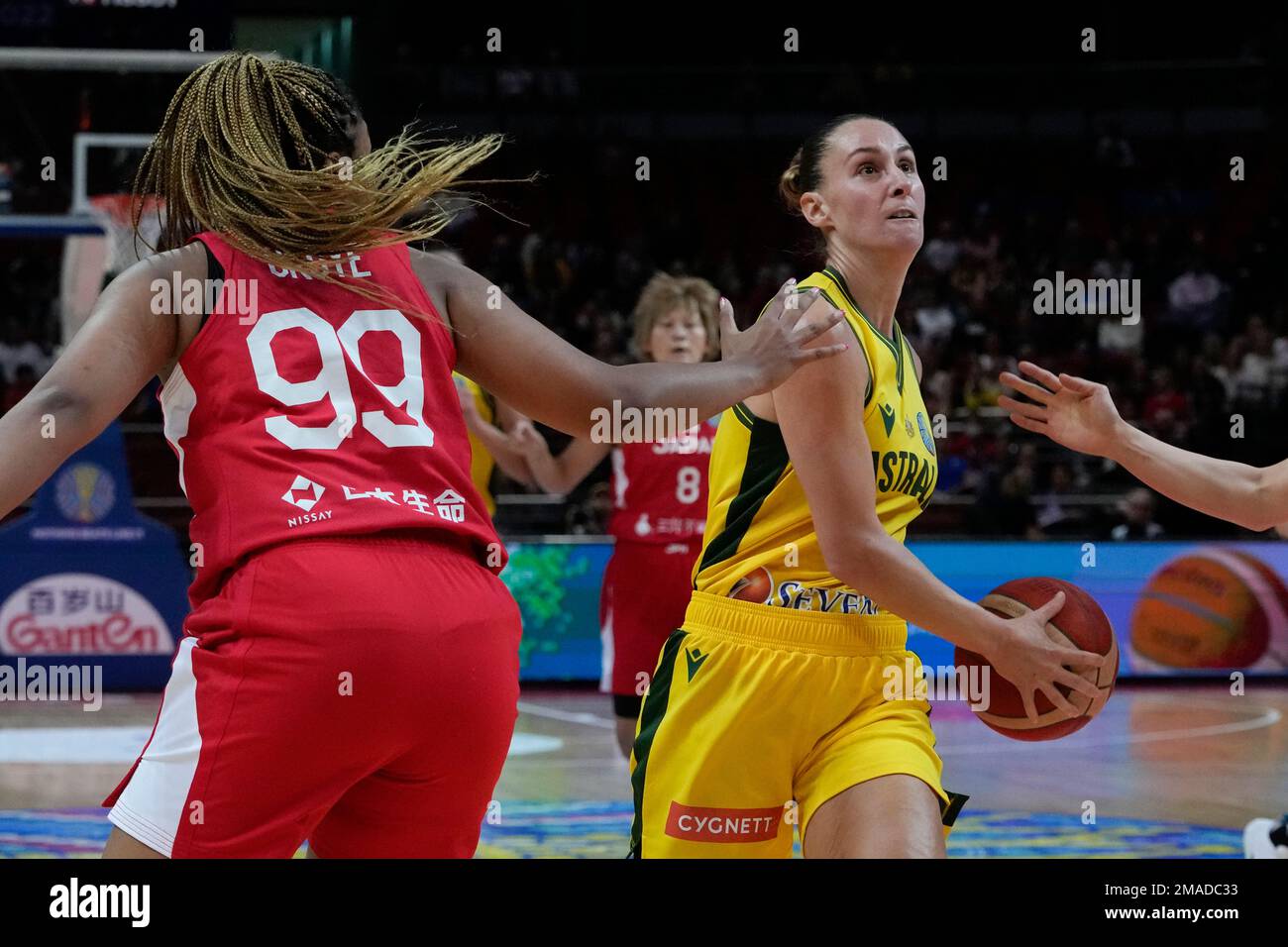 Australia's Steph Talbot lays up for a shot at goal as Japan's Monica Okoye, left, attempts a block during their game at the women's Basketball World Cup in Sydney, Australia, Tuesday, Sept. 27, 2022. (AP Photo/Mark Baker) Banque D'Images