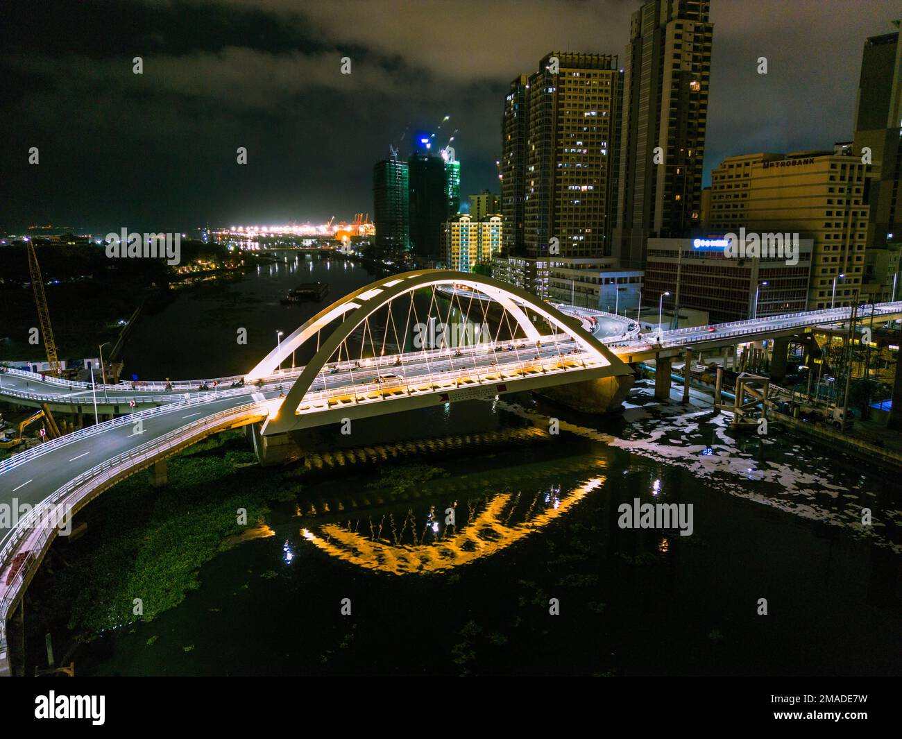 Un pont suspendu à manille la nuit Banque D'Images